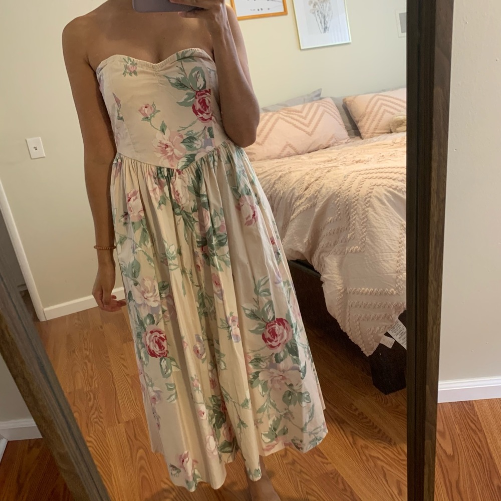 Urban Outfitters strapless sweetheart neckline